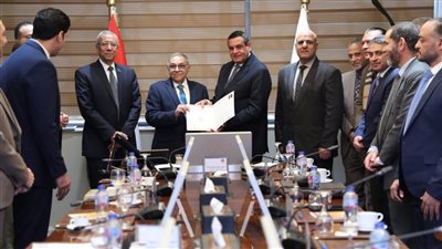 وزير التنمية المحلية يتسلم شهادة الأيزو العالمية لمركز سقارة للتدريب