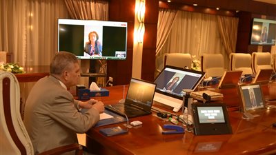  أسامة ربيع ونائب رئيس CMA CGM يناقشان تطورات الأوضاع في منطقة البحر الأحمر وباب المندب