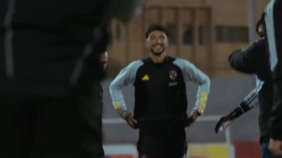 لاعبو الأهلي يستقبلون الفلسطيني وسام أبو علي في أول مران له مع الفريق | صور