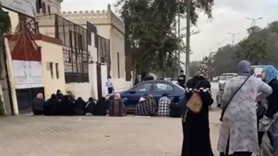 طلاب الصف الأول الثانوي يؤدون امتحان اللغة العربية بالجيزة وأولياء الأمور ينتظرونهم أمام اللجان| بث مباشر 