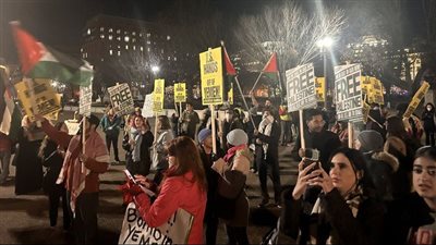 ارفعوا أيديكم عن الشرق الأوسط.. نشطاء مناهضون للحرب يحتجون بنيويورك وواشنطن على ضربات أمريكا وبريطانيا للحوثي