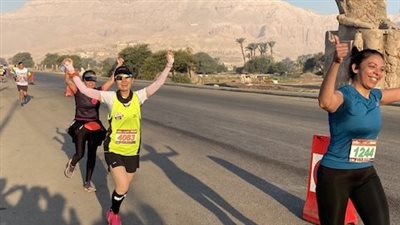 بمشاركة عشرات الجنسيات.. المئات يتسابقون ركضًا بين المزارات السياحية في الأقصر| صور