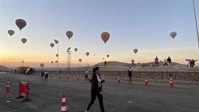 650 سائحا على متن 25 رحلة بالون طائر بسماء الأقصر