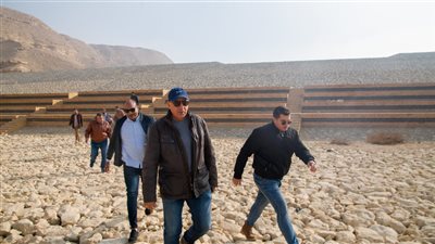 وزير الري يتفقد مشروعات الحماية من السيول ويطمئن على مخر سيل طره - وادي دجلة