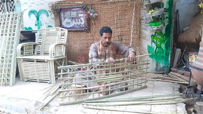 جريد النخيل صناعة من عصر الفراعنة.. عم يحيى أشهر قفاص بالمنيا: ورثتها من أجدادي وهي مصدر رزقي |فيديو وصور