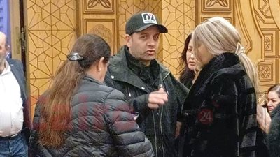 مصطفى قمر وأنغام أبرز حضور عزاء والدة لطيفة بمسجد الشرطة | صور