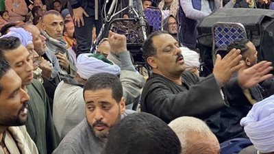 فى عز البرد أدفأ القلوب والأرواح.. ياسين التهامي يطرب المريدين بحب الرسول ﷺ في غرة رجب بالأقصر