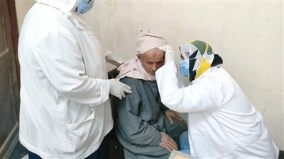 توقيع الكشف الطبي على 1486 حالة خلال قافلة طبية بقرية داقوف في المنيا