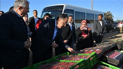 رئيس الوزراء يتفقد مزرعة شركة عنبر للصناعات الغذائية بالنوبارية