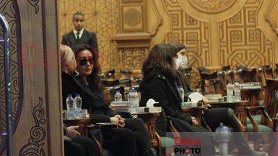 ملامح الحزن تسيطر على لطيفة في عزاء والدتها بمسجد الشرطة