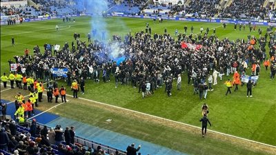 بعد اقتحام الجماهير.. إلغاء مباراة ريدينج وبورت فورت في دوري الدرجة الثانية الإنجليزي |صور