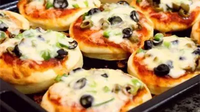 طريقة عمل البيتزا السريعة دون عجين.. تعرفي عليها