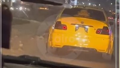 دون لوحات معدنية وتصدر أصوات انفجارية من الشكمان.. سائق يستعرض بسيارته على وصلة دهشور|فيديو 