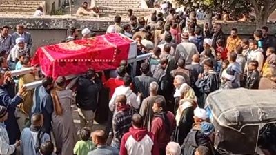 رفضت تركه وحيدًا.. تشييع جنازة أم لحقت بنجلها بعد وفاته بنصف ساعة في الفيوم | بث مباشر