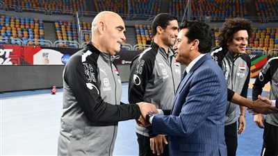وزير الرياضة يؤازر لاعبي منتخب مصر لكرة اليد قبل لقاء غينيا في أمم إفريقيا