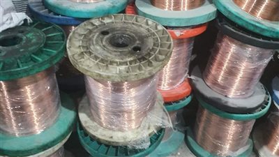 ضبط مصنع كابلات وأسلاك دون ترخيص يستخدم مواد خام مجهولة المصدر بالبحيرة