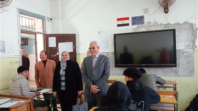 مدير تعليم القاهرة يتابع امتحانات الصف الثاني الثانوي: غير مسموح باصطحاب التليفونات 