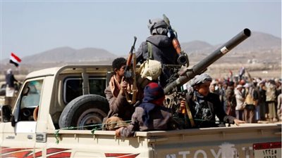 بسبب الضربات الأمريكية.. جماعة الحوثي تشيّع 26 ضابطًا من قادتها