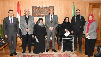 محافظ الفيوم يسلم سيدتين مسنتين تجاوزتا 83 عاما شهادة محو الأمية