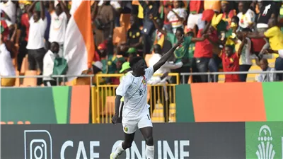 دائما معي في الأوقات الصعبة.. لاعب غينيا يهدي والدته جائزة رجل مباراة منتخبه أمام الكاميرون