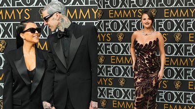 سيلينا جوميز وكورتني كارداشيان وترافيس باركر.. نجوم الفن والغناء في حفل توزيع جوائز الإيمي