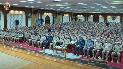 وزير الدفاع يلتقي عددا من قادة وضباط القوات المسلحة