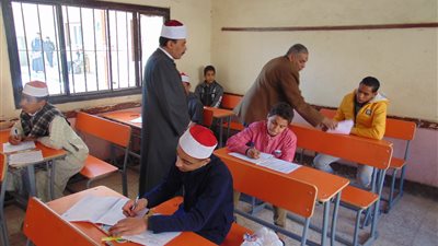 طلاب الشهادتين الابتدائية والإعدادية الأزهرية بسوهاج يؤدون امتحاني الفقه والقرآن الكريم