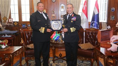 قائد القوات البحرية يلتقي نظيره الجنوب إفريقي