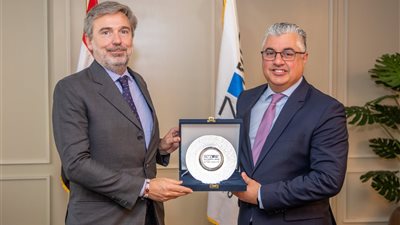 رئيس اقتصادية قناة السويس يستقبل سفير إيطاليا لبحث سبل التعاون في القطاعات الصناعية