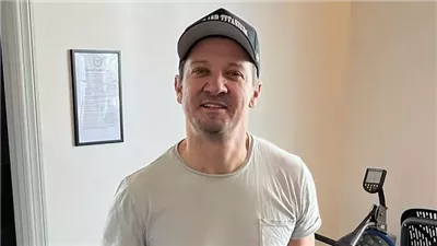 بعد عام من تعرضه لـ30 كسرًا في عظامه.. بطل مارفل جيريمي رينر: أنا رجل محظوظ