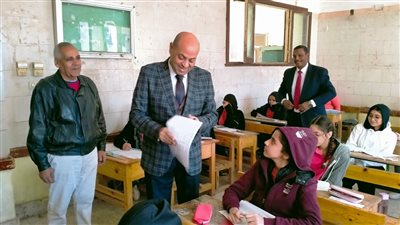 وكيل التعليم بأسوان يتابع انطلاق امتحانات الشهادة الإعدادية.. ويطمئن أولياء الأمور أمام اللجان
