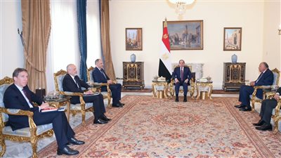 خلال لقائه بوزير خارجية اليونان.. السيسي يحذر من خطورة التصعيد العسكري بالمنطقة