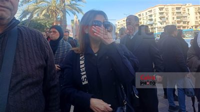 تأثر نادية مصطفى لحظة تشييع جنازة المايسترو عبد الحميد عبد الغفار | صور