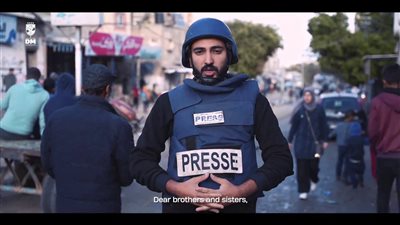 الصحفي الفلسطيني أنس النجار: محتاج أي حد يساعدني في سفري أنا وزوجتي وأولادي