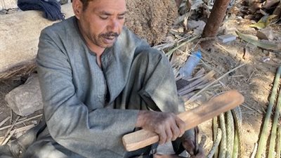  جريد النخل بينطق فنًا.. صناعة الاقفاص والمقاعد والكراسي بمهنة تقاوم الانقراض في الأقصر | صور