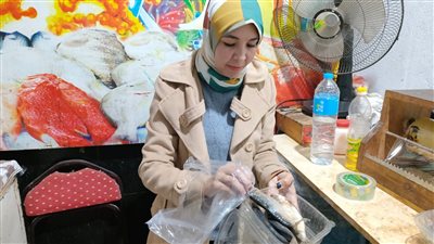 بنت أبوها.. مروة تركت دراستها الجامعية للعمل فسخانية مع والدها: راحته بالدنيا