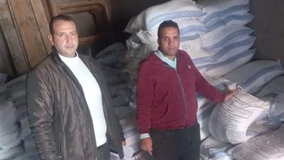 ضبط 8.5 أطنان فول صويا وملح مجهولة المصدر بمصنع أعلاف ومعمل جبنة بالبحيرة