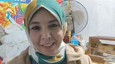 قصة كفاح أشهر بائعة فسيخ بكفر الشيخ: بدأت ببرميل صغير مع والدي.. والسوشيال ميديا شهرتنا |بث مباشر 