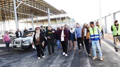 محافظ أسوان يتفقد مشروعات حياة كريمة بقرية فارس في كوم أمبو