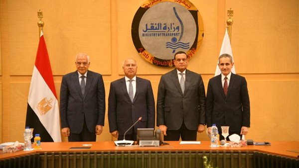 جانب من التوقيع