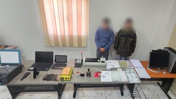 متهمان بحوزتهما المضبوطات