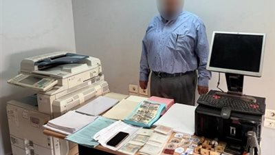 بحوزته أكلاشيهات وخاتم مقلد لشعار الجمهورية.. القبض على المتهم بتزوير شهادات ومستندات