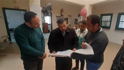 إحالة 14 موظفا بالمنشآت الصحية لتقصيرهم وغيابهم عن العمل دون إذن في المنيا