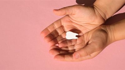 تفسير حلم سقوط الأسنان في اليد للمتزوجة.. دلالة على الخوف والقلق