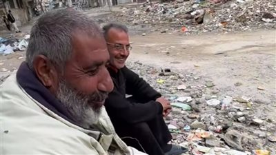 ربنا سخرنا ليهم.. رغم قلة الطعام والشراب فلسطينيان يطعمان القطط الهاربة من الحرب