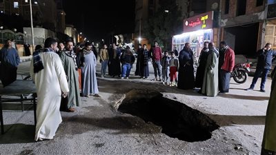 هبوط أرضي بسبب كسر ماسورة مياه وسط إسنا جنوب الأقصر| صور