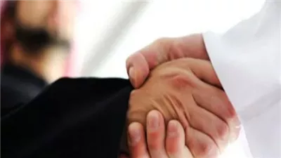 حكم المصافحة بين المصلين بعد الصلاة.. أزهري يوضح