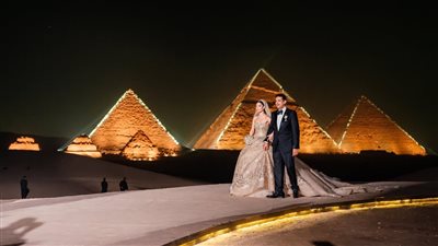 القصة الكاملة لتعليق زينة على أهرامات الجيزة خلال حفل زفاف