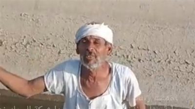 مسن يصطاد الأسماك بيده في بني سويف: بنزل المايه في عز البرد وبسعى على رزقي | بث مباشر