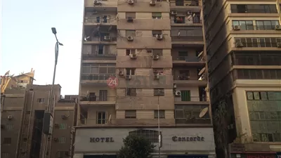 الدخان يتصاعد من جديد.. الحماية المدنية تحاول إخماد حريق فندق شهير بالدقي | صور